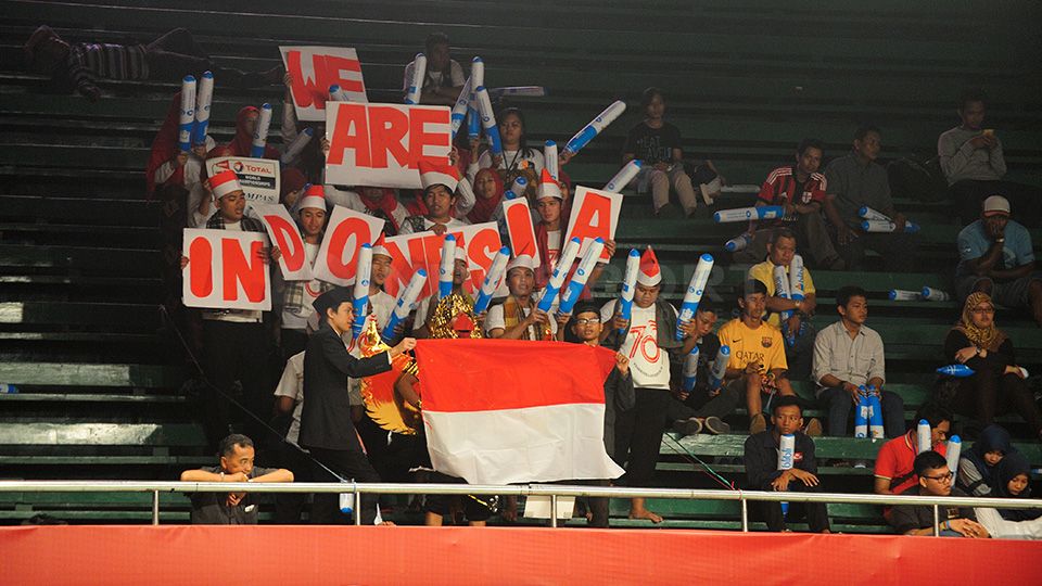 Bentuk dukungan suporter Indonesia yang mengharapkan pebulutangkis Indonesia dapat menjadi juara terlebih bermain di Indonesia, Senin (10/08/15). Copyright: © Ratno Prasetyo/INDOSPORT